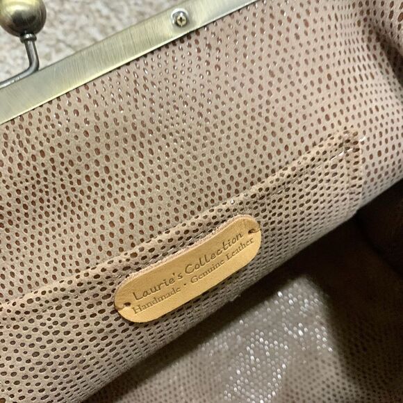 Handmade Genuine Leather Floral Embossed Wooden Handle Kisslock Bag/Crossbody - Picture 12 of 13